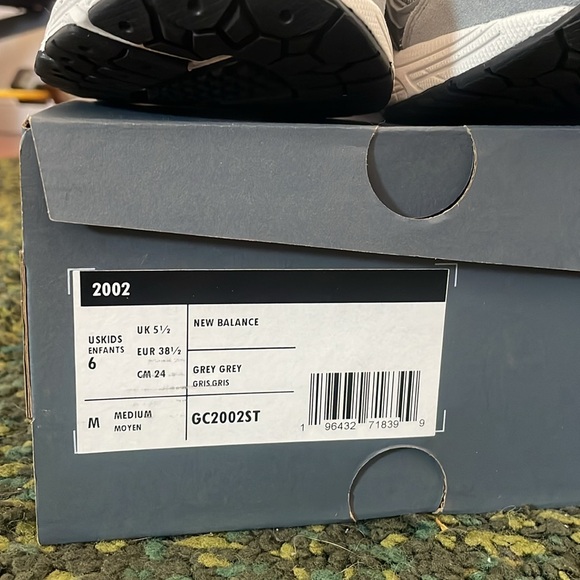 New Balance 2002 R - Picture 2 of 5